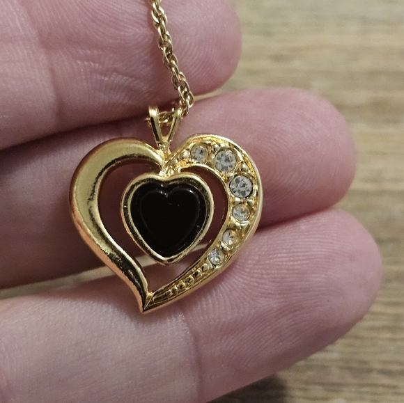 Avon Goldtone Heart Pendant Necklace With Onyx And Rhinestones - Picture 2 of 6